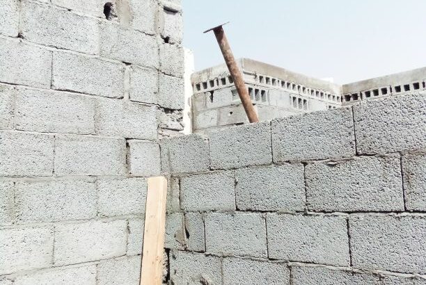 مقاول بناء مصري وعمال مصريين
