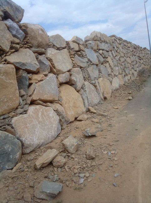 بوكلين لبناء جدران الحجر وقص الأراضي