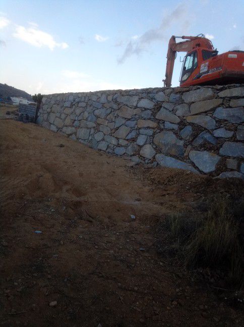 بوكلين لبناء جدران الحجر وقص الأراضي