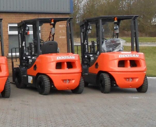 Forklift for rent خدمات تأجير رافعات شوكية