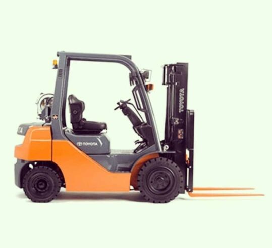 Forklift for rent خدمات تأجير رافعات شوكية