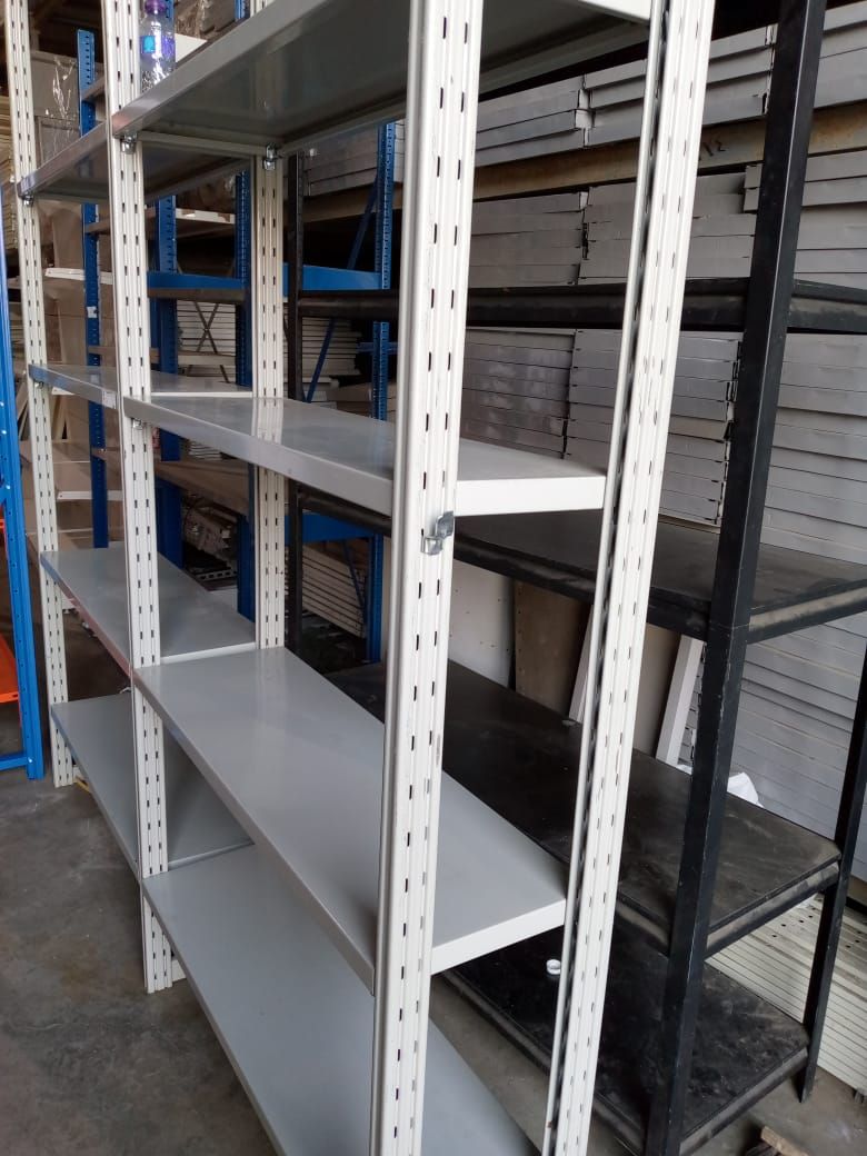 رفوف بجميع انواعها وكذالك طبالي وعربات تسوق وكاشيرات بقاله