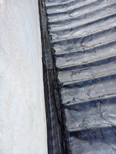 معلم عوازل من الأمطار و قار