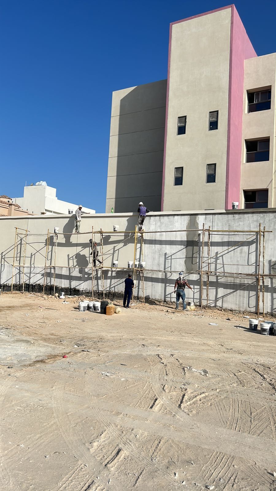 مقاولات عامة الخرسانات و التشطيبات و الترميمات دهانات عوازل و جبس بجميع أنواعه و بلاط صيانة كهرباء و سباكة