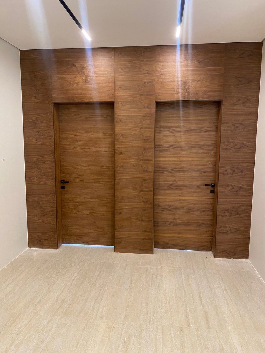 تصنيع وتركيب جميع انواع الأبواب الخشبية وجميع الديكورات بأسعار مميزه ومواصفات جديده للتواصل 0599604790