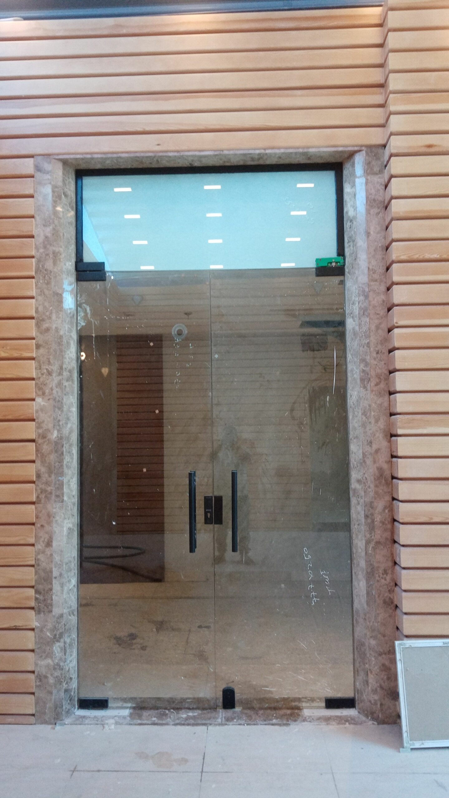 المعلم للألمنيوم والزجاج السكريت