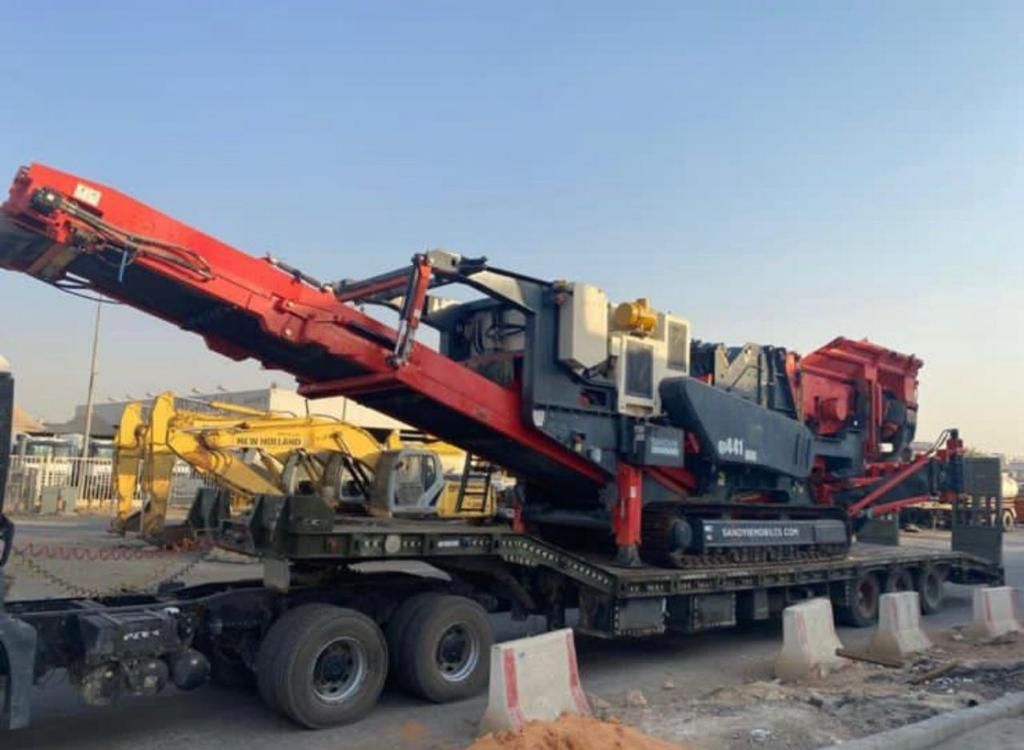 مشغل كساره وسواق بوكلين