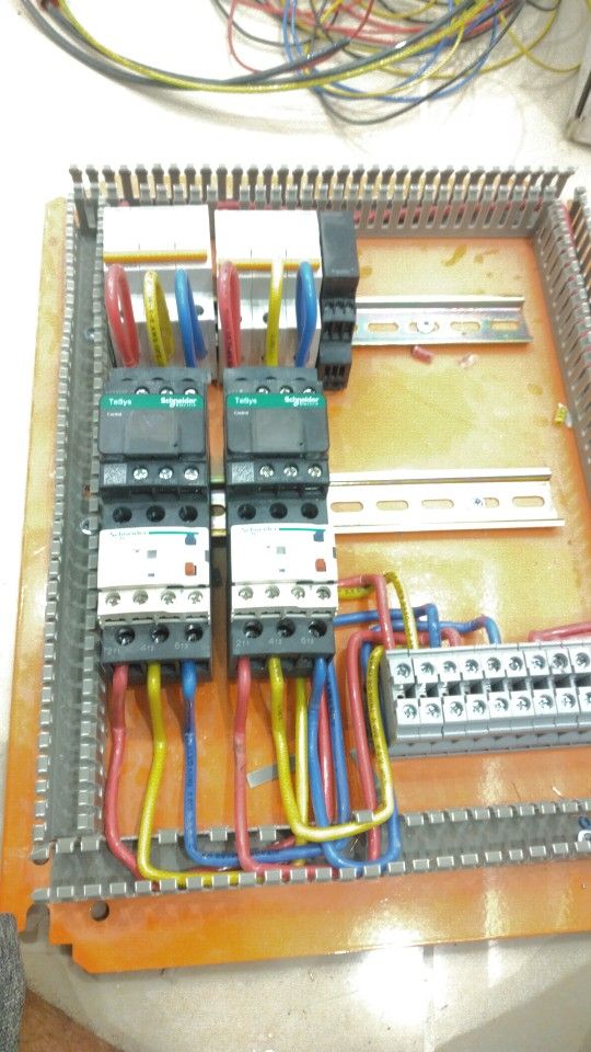 فني كهرباء وسباكه