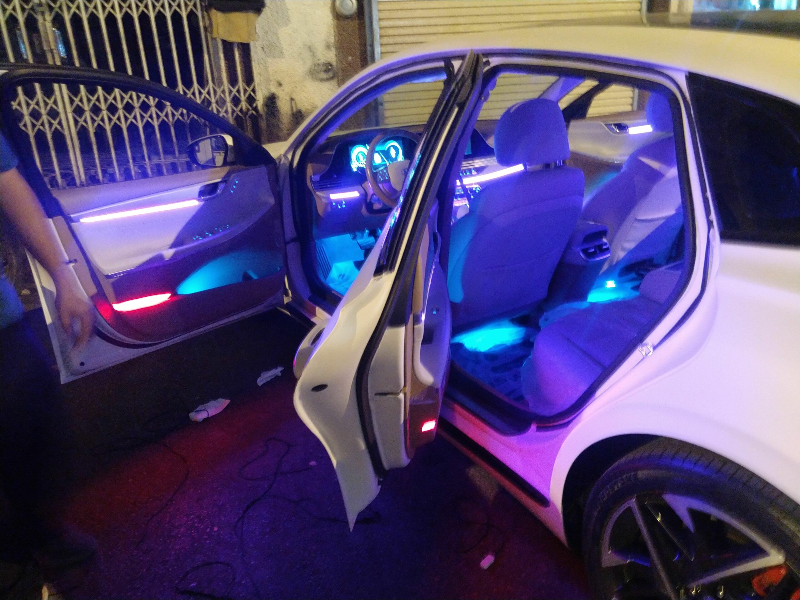 انَوَارَ دِاٌخلُيَُه لُجْمٌيَْع الُسِيَارَاتْ