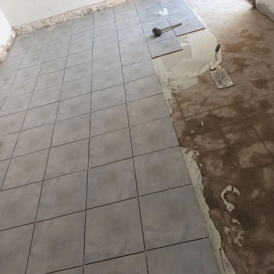 معلم تركيب جميع الرخام والبورسلان مقاسات كبيرة. خبرة يزيد ٢٠ سنه مجال تركيب في جدة اسعارة مناسبة 0546453522 لتواصل معلم ،سوري