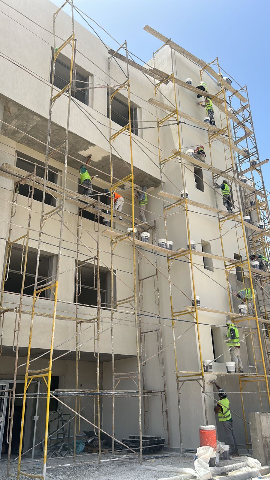 مقاولات عامة الخرسانات و التشطيبات و الترميمات دهانات عوازل و جبس بجميع أنواعه و بلاط صيانة كهرباء و سباكة