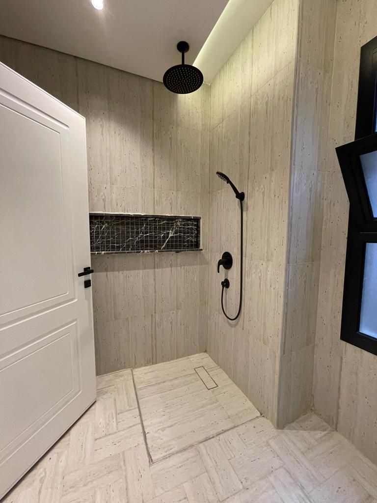 للايجار شقه بحي القيروان في عماره الدور الرابع مسا