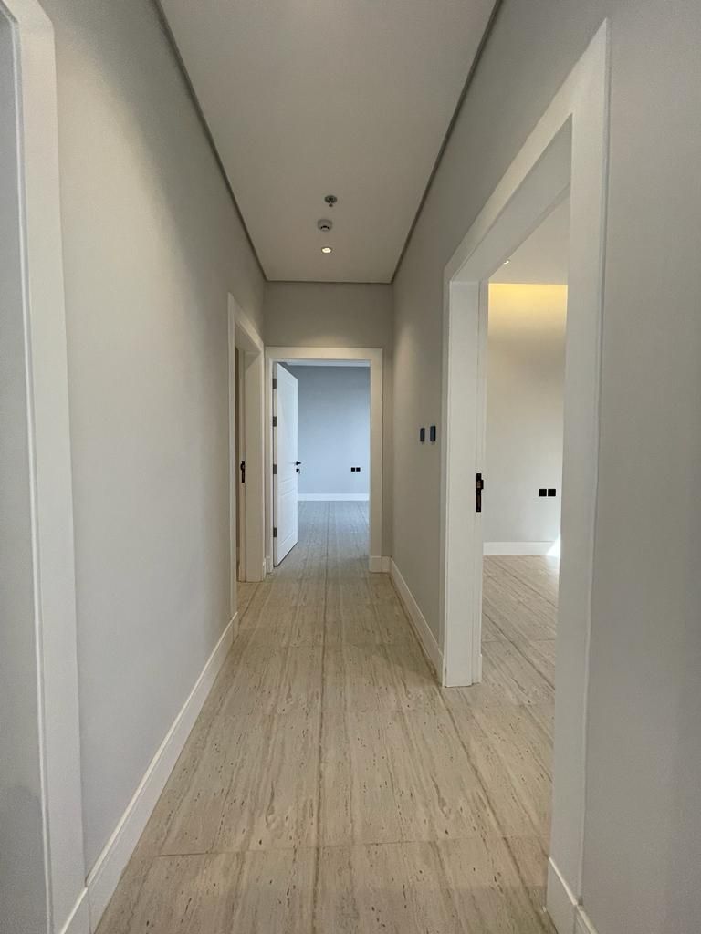 للايجار شقه بحي القيروان في عماره الدور الرابع مسا