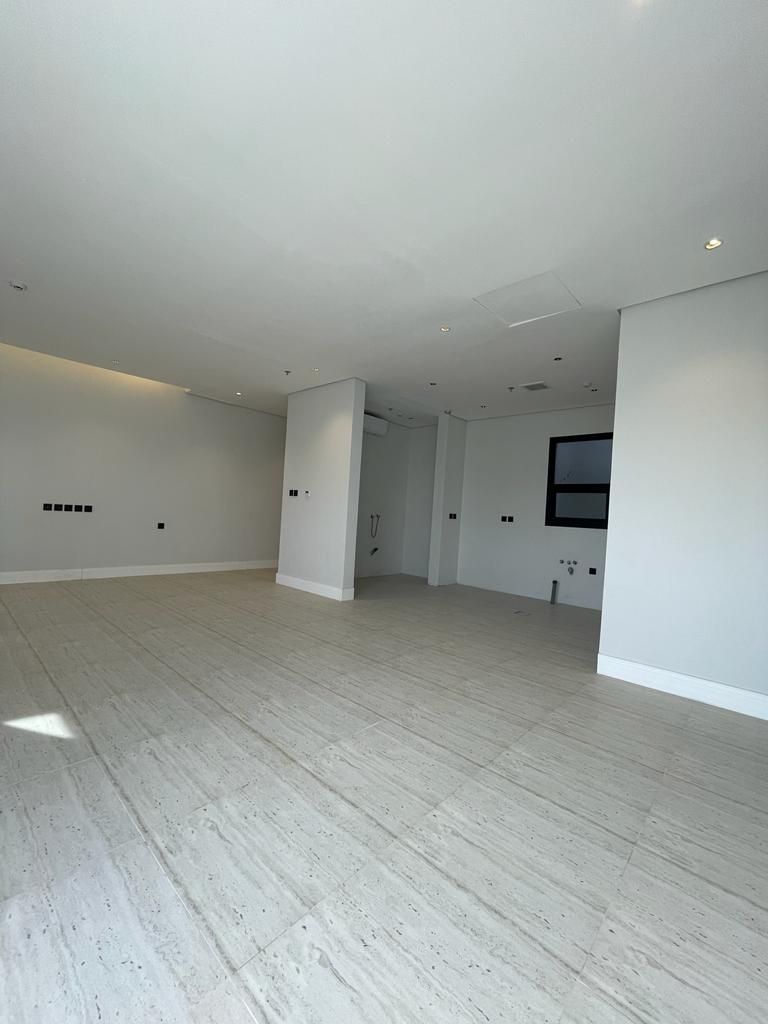 للايجار شقه بحي القيروان في عماره الدور الرابع مسا