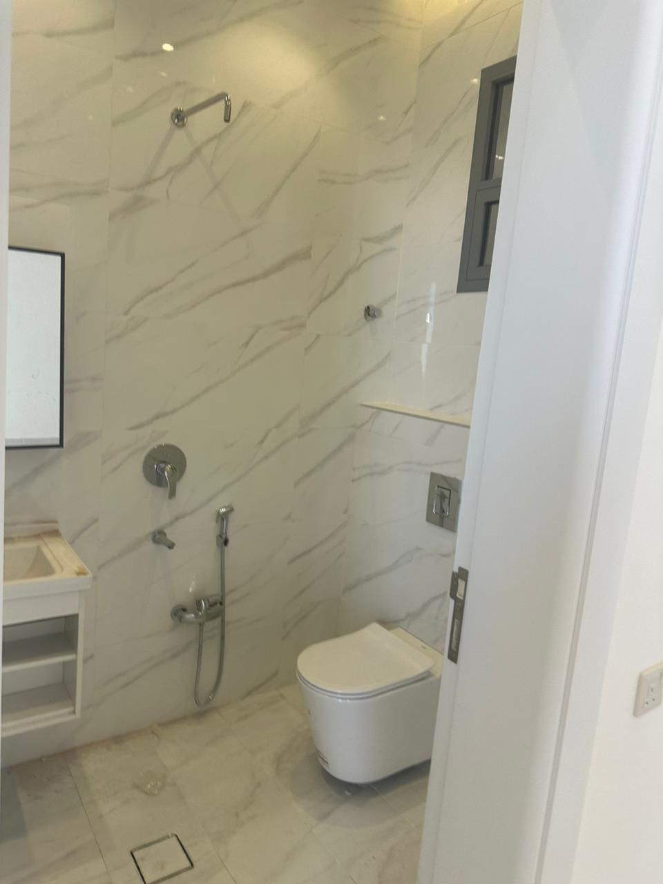 *شقه فاخره للايجار بريده حي* العليا