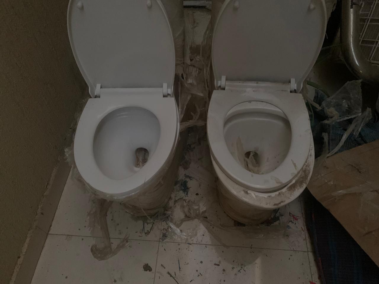 غسالة وكراسي الحمام وطاولة