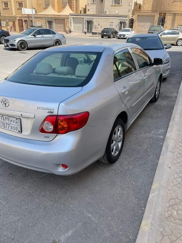 كورولا نظيفه جدا للبيع موديل 2010