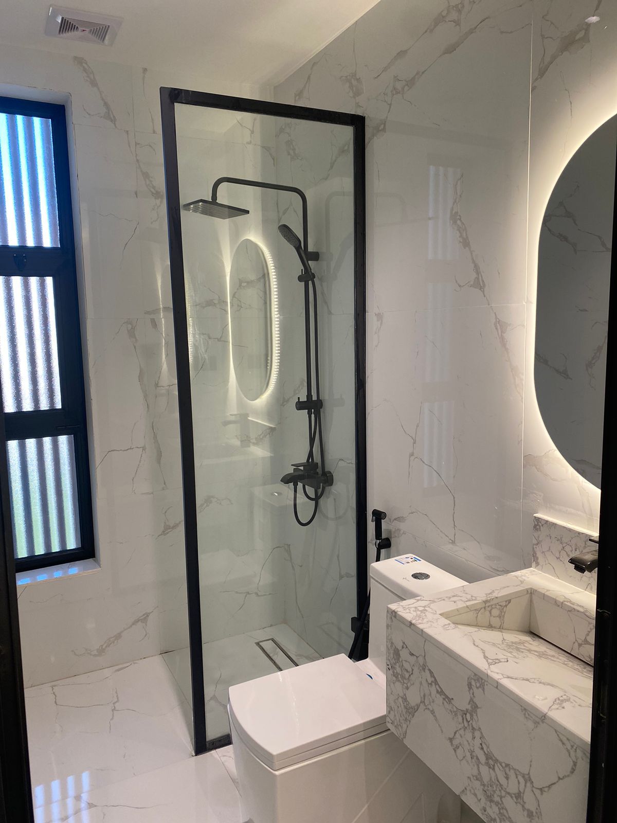 شقة جديدة بتصميم عصري “للايجار السنوي – عوائل” بحي