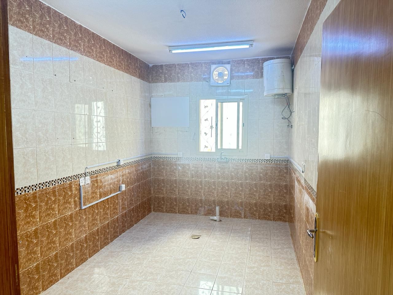 *السلام عليكم ورحمه الله* *وبركاته* *شقه للايجار*