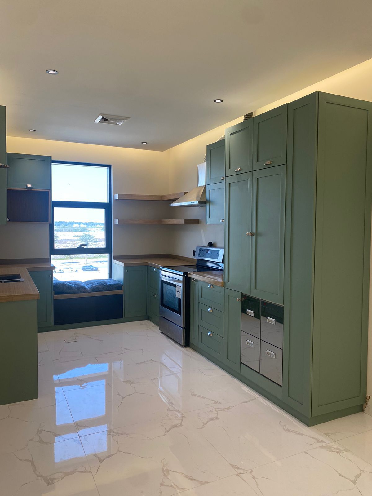 شقة جديدة بتصميم عصري “للايجار السنوي – عوائل” بحي