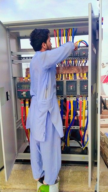 معلم فني كهربائي منازل