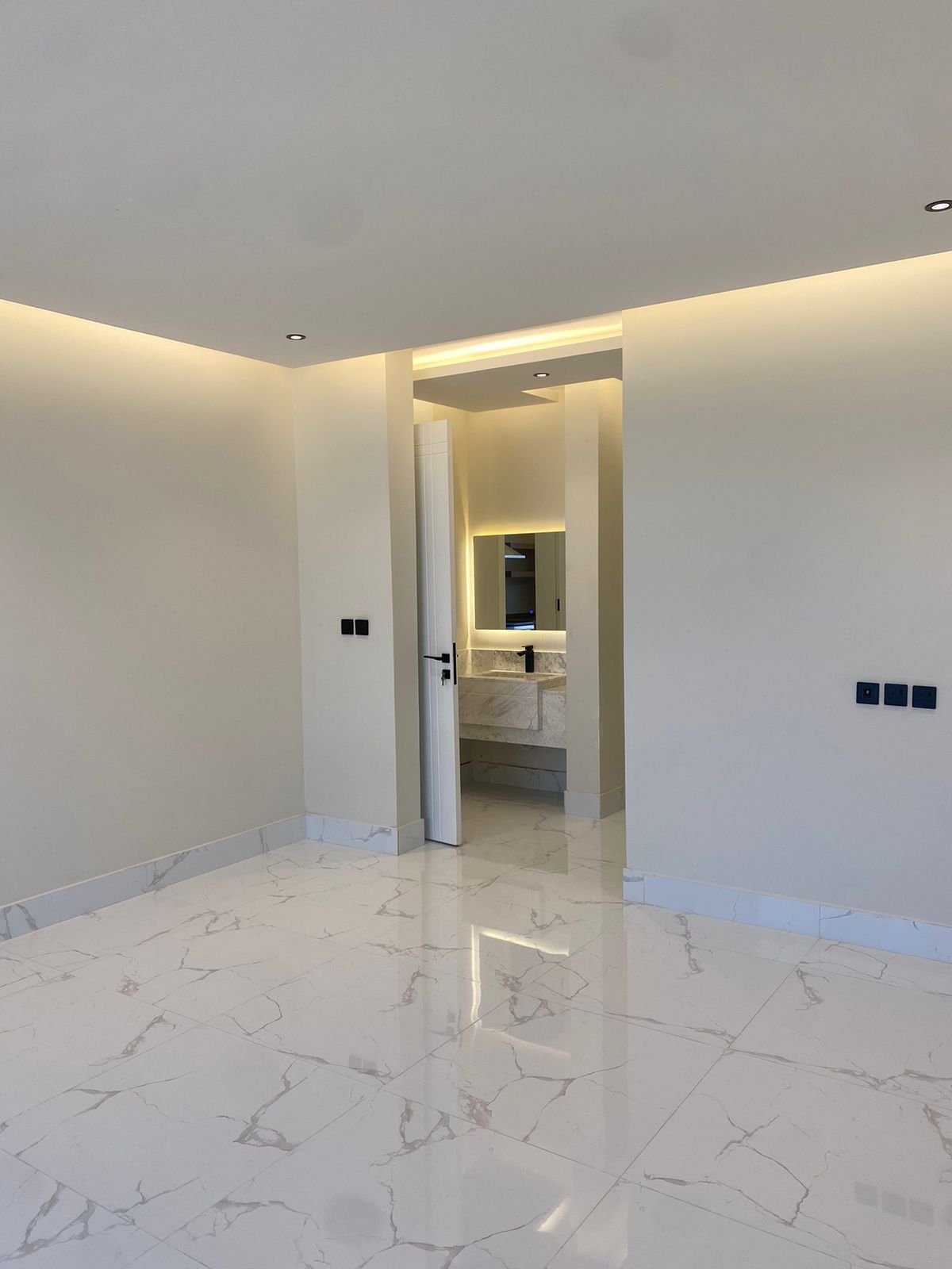 شقة جديدة بتصميم عصري “للايجار السنوي – عوائل” بحي