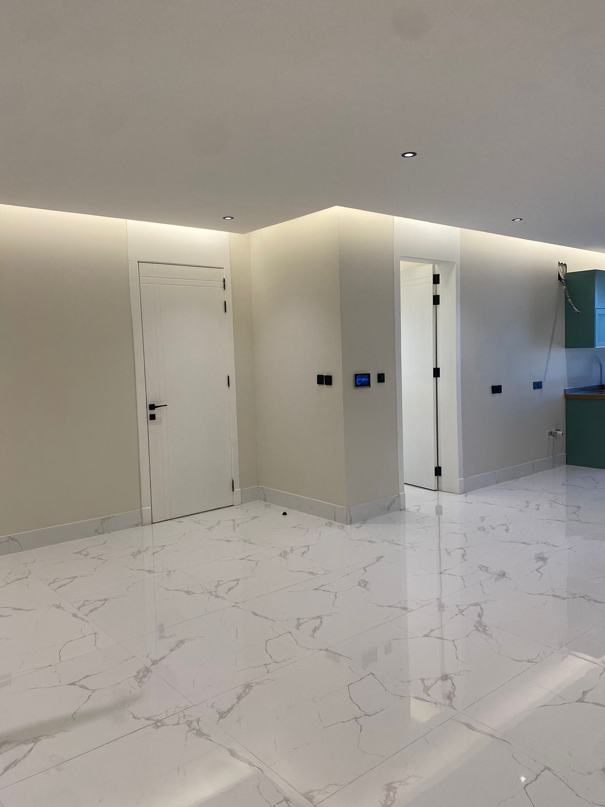 شقة جديدة بتصميم عصري “للايجار السنوي – عوائل” بحي