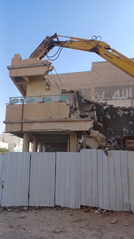 بوكلينات للهدم وحفر وتكسير الاستراحات وجميع المقاو