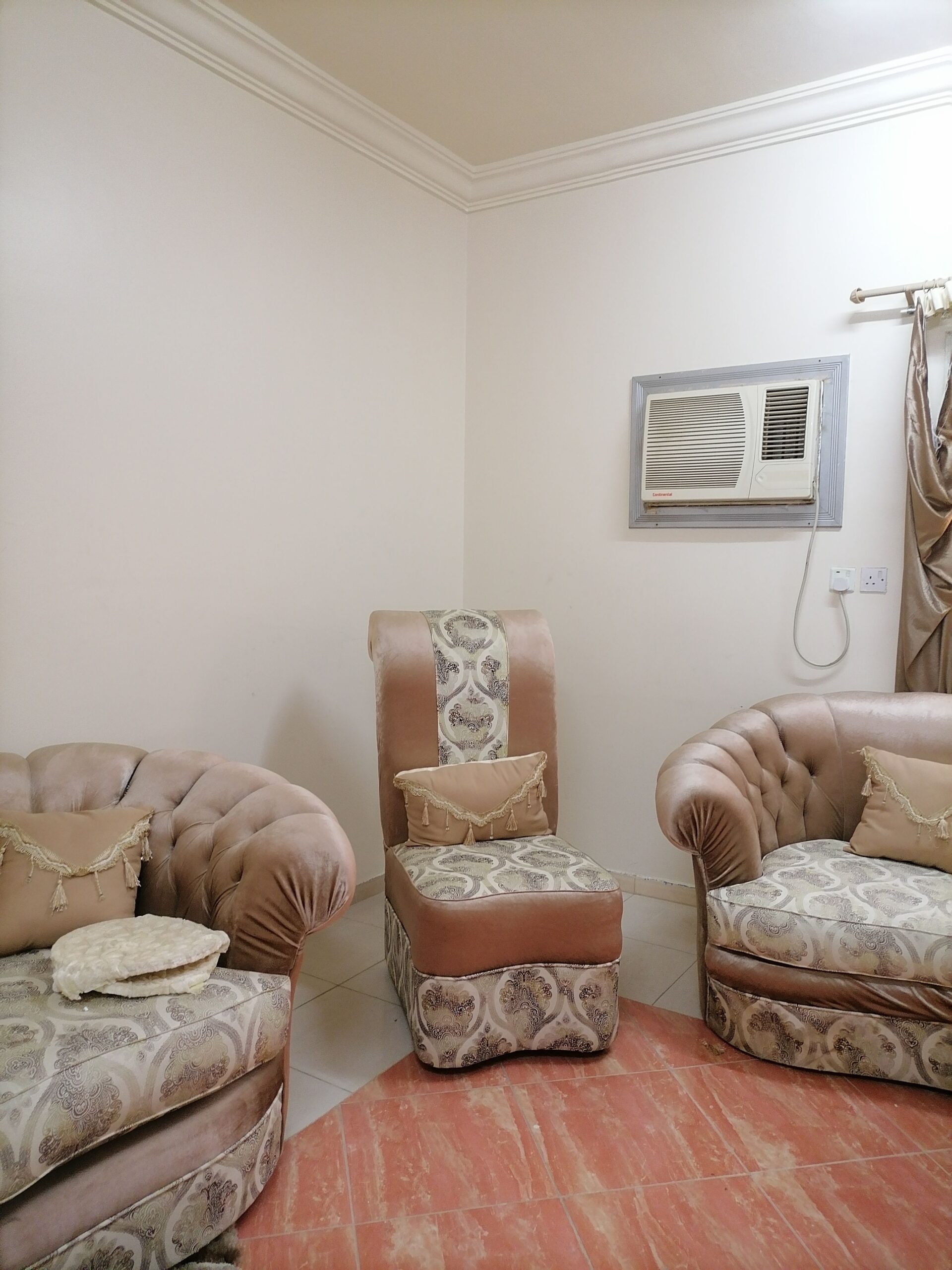 كنبات وأدوات منزليه للبيع المستعجل قابل للتفاوض مك