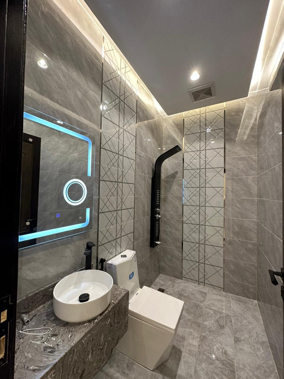 شقق وملاحق في اخر التمليك