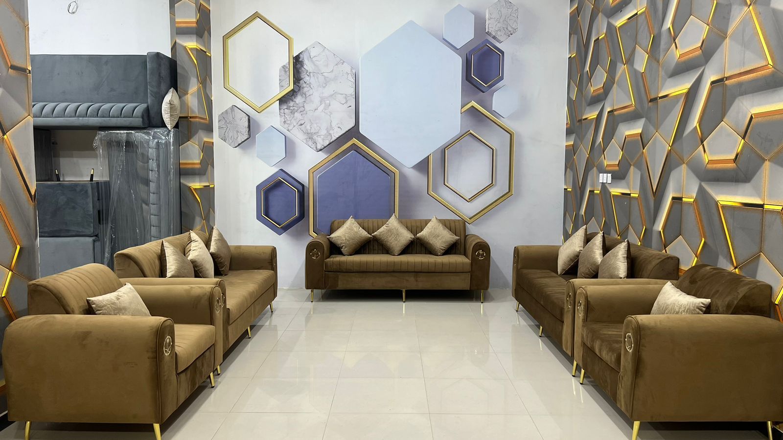 كنب فاخر تفصيل وجاهز حسب الطلب يتوفر ألوان مختلفة