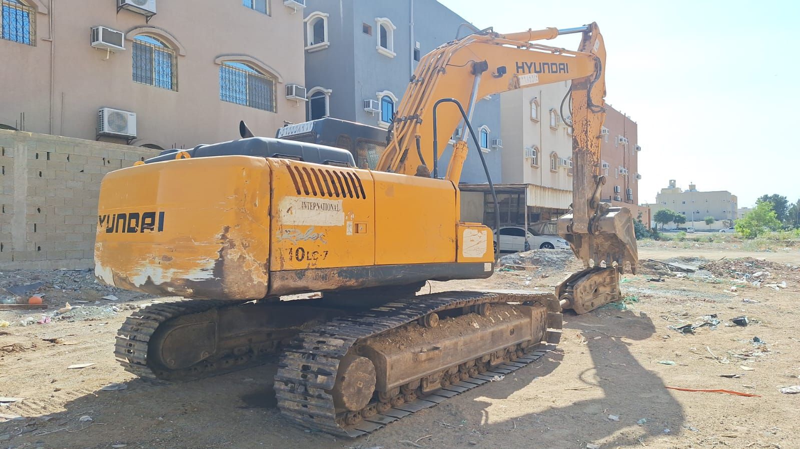 بوكلين حفاراراضي قص جبال حفرخزانات للايجاراليومي ا