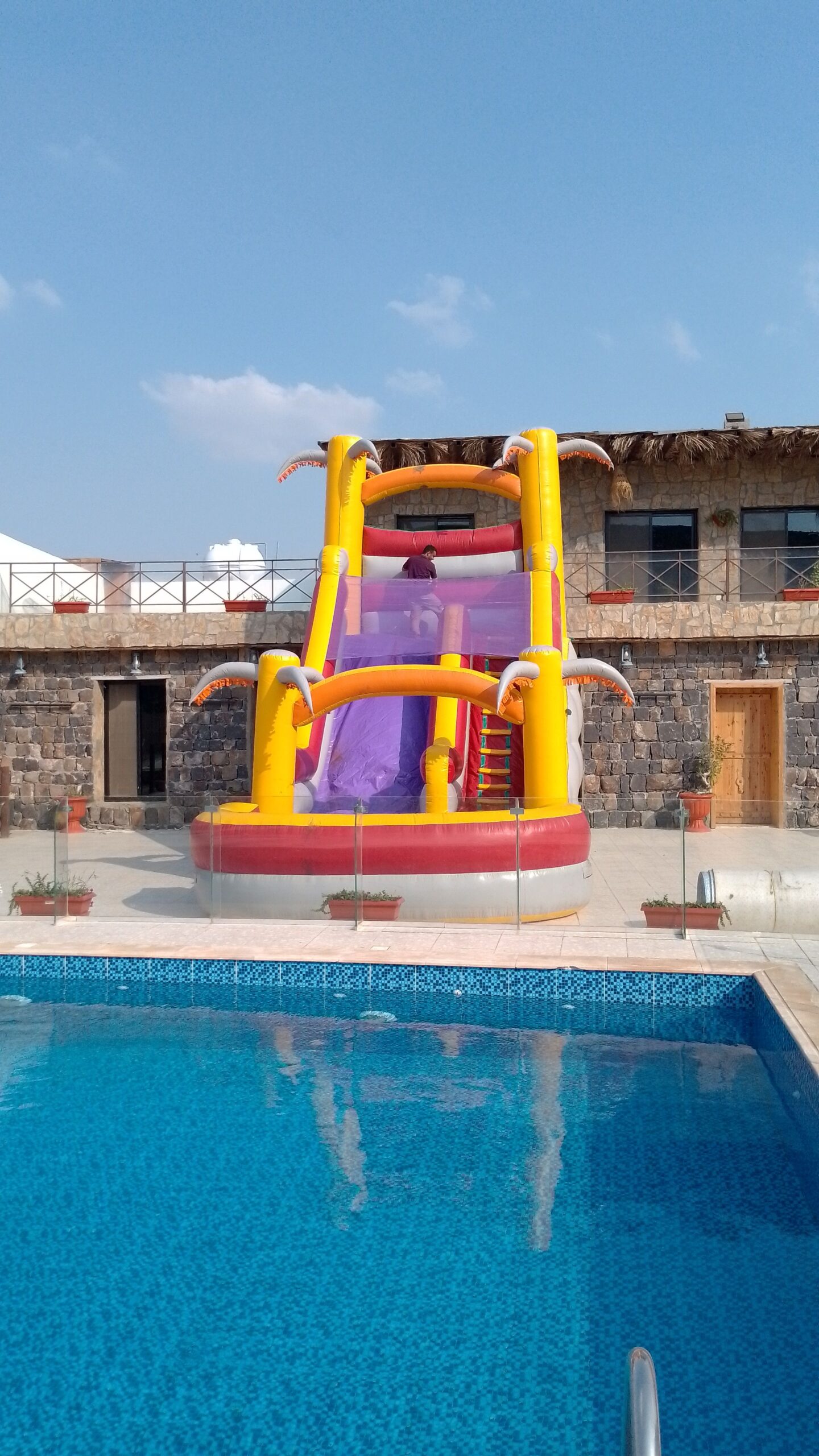 زحاليق نطيطات ملاعب صابوني متاهات هوائية