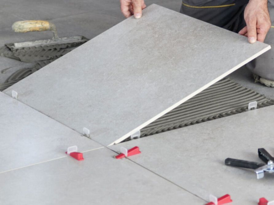 مبلط معلم بلاط