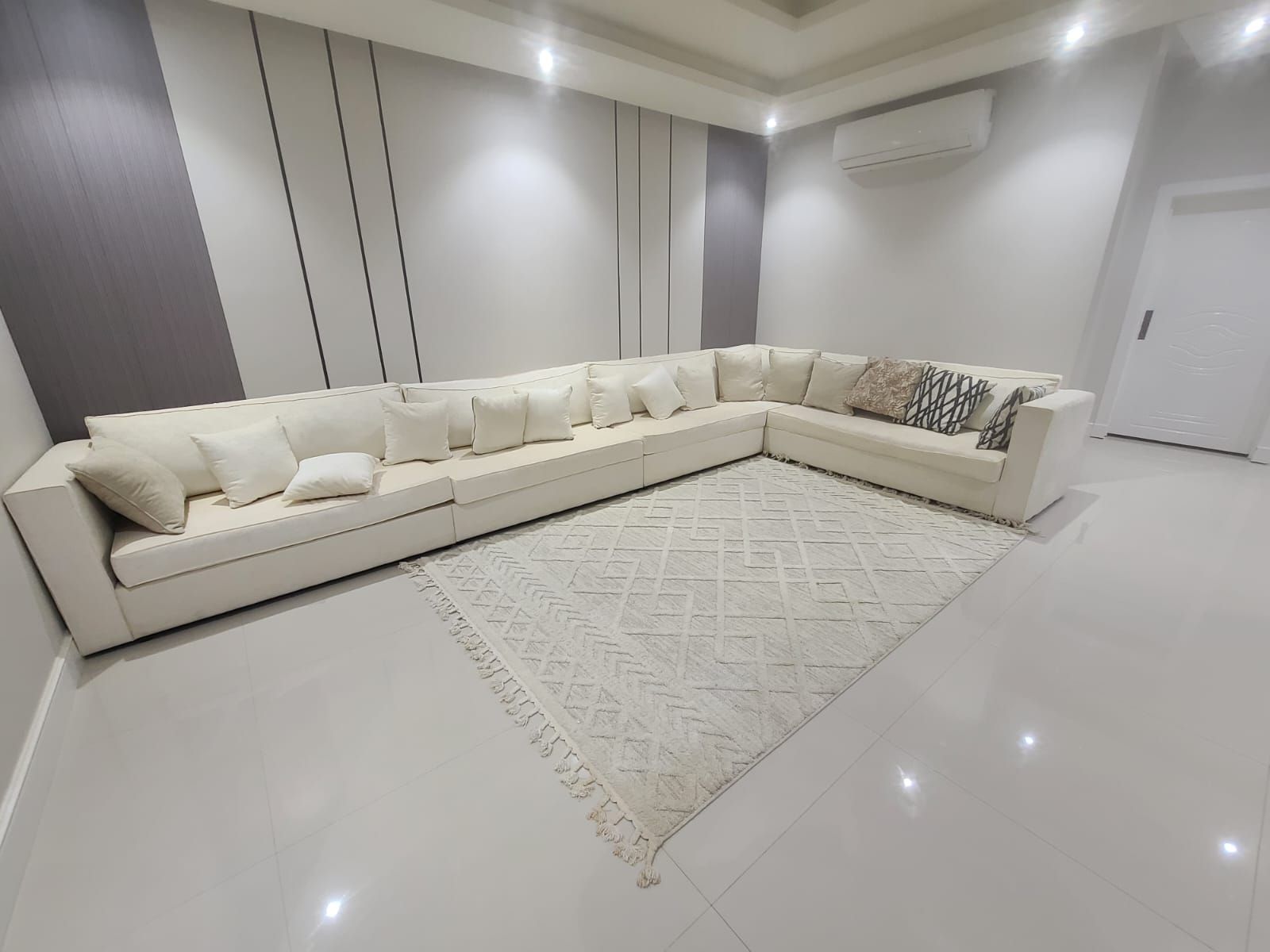 كنبات ومجالس شبه جديدة بأسعار مناسبة للبيع في الري