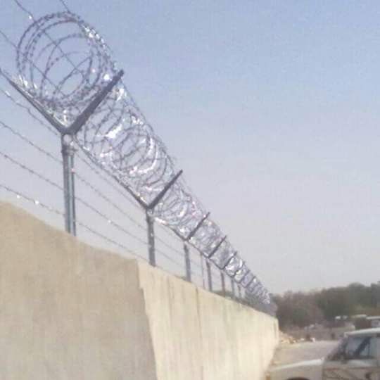 مقاول شبوك ومظلات وهناجر