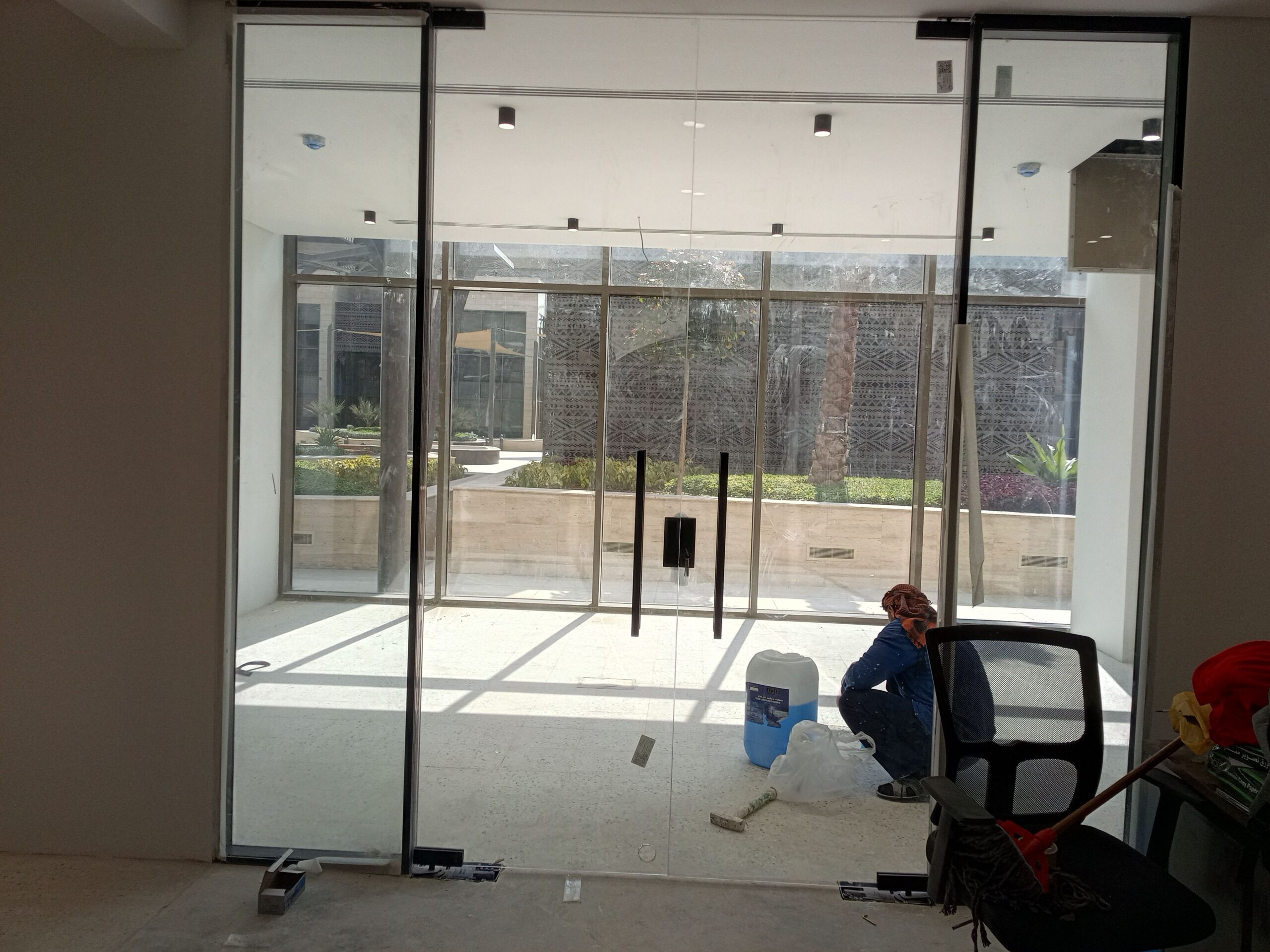 لجميع اعمال الزجاج السكريت