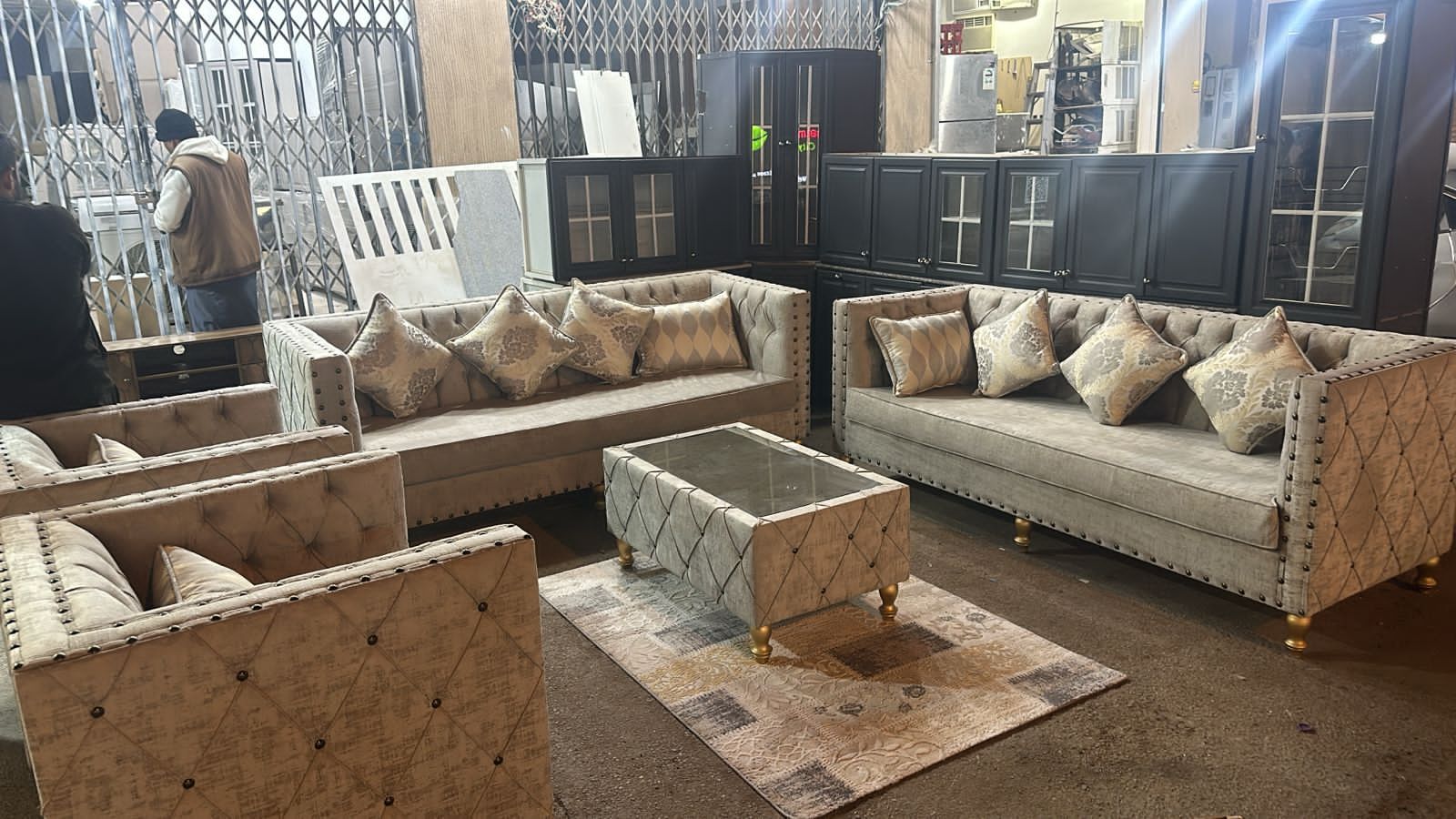 كنبات ومجالس شبه جديدة بأسعار مناسبة للبيع في الري