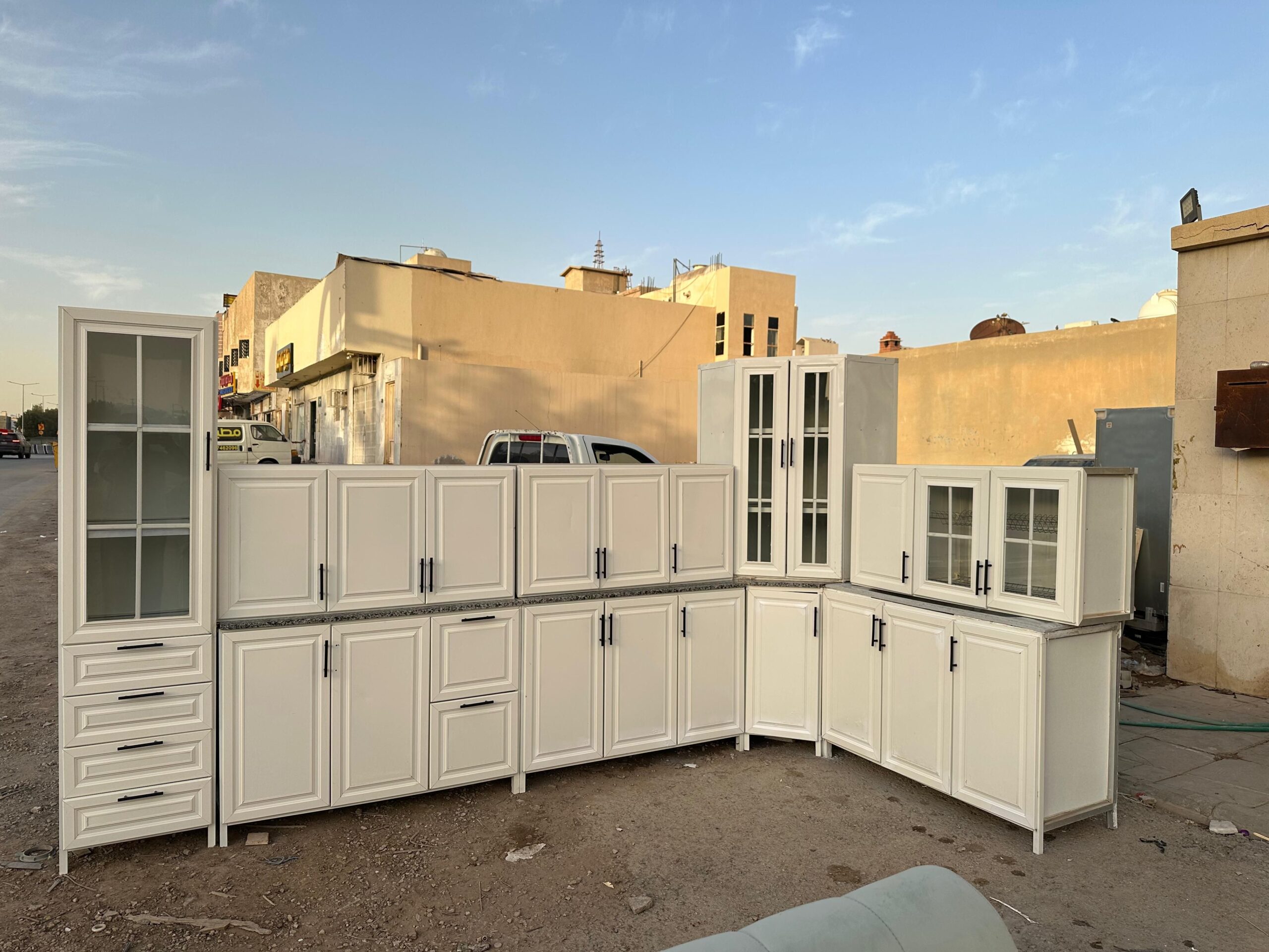 أغراض منزلية شبه جديدة بأسعار مناسبة كنب ومطابخ وغ