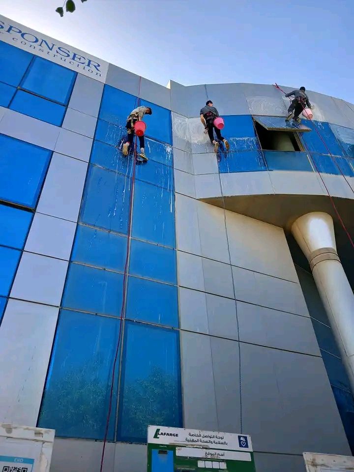 شركة تنظيف واجهات الزجاج الأول في جده