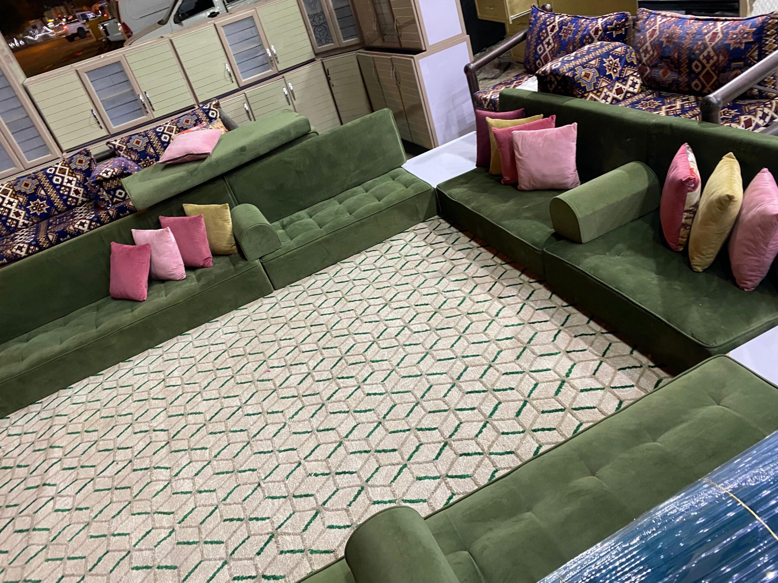 كنبات ومجالس شبه جديدة بأسعار مناسبة للبيع في الري