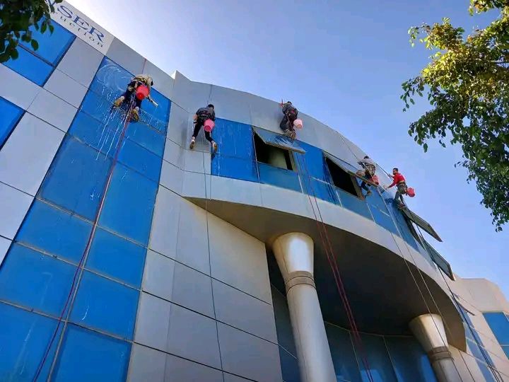 شركة تنظيف واجهات الزجاج الأول في جده