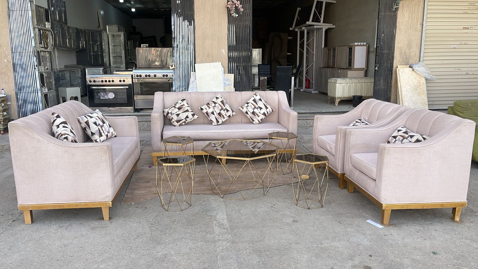 أغراض منزلية شبه جديدة بأسعار مناسبة كنب ومطابخ وغ