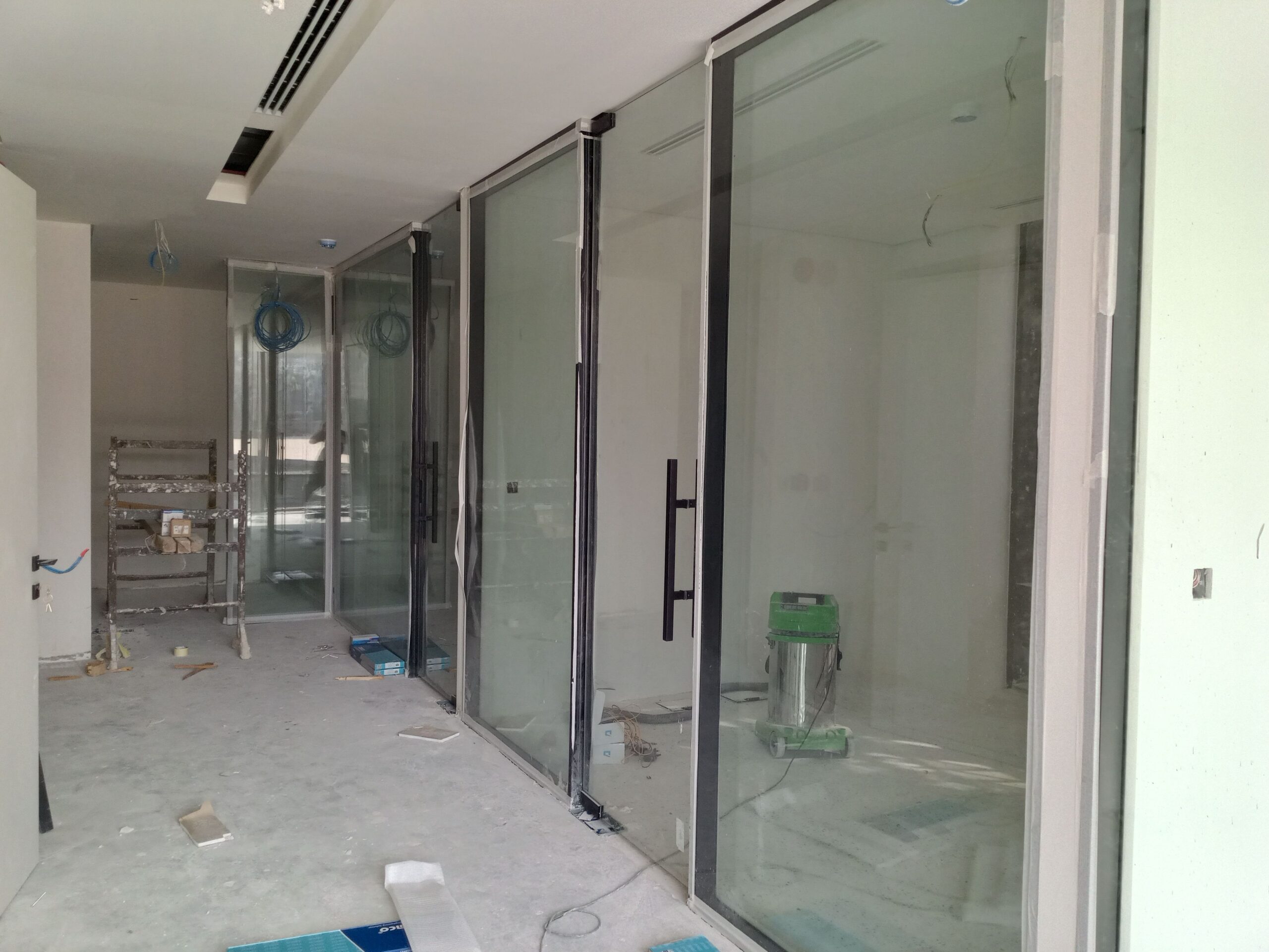 لجميع اعمال الزجاج السكريت