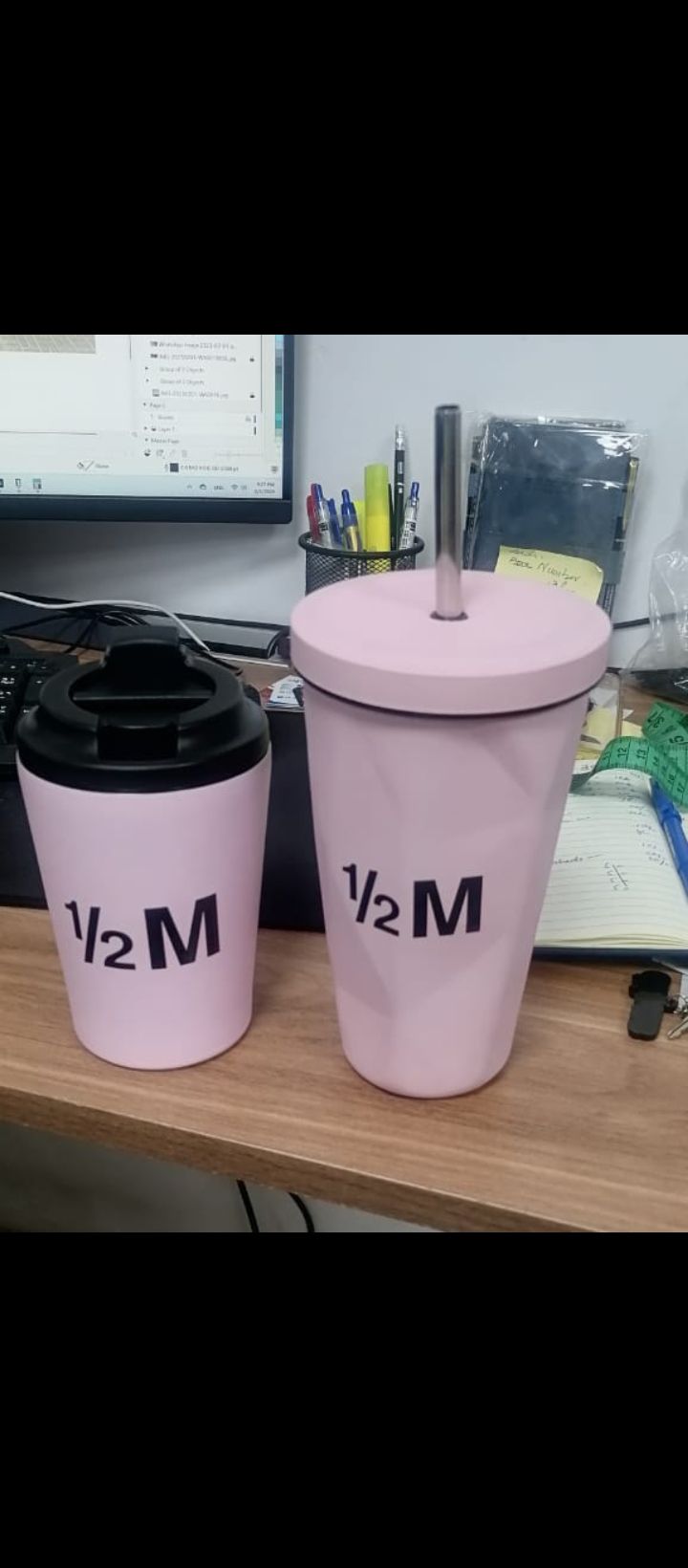 كوب حراري مق لون وردي بشعار هاف مليون