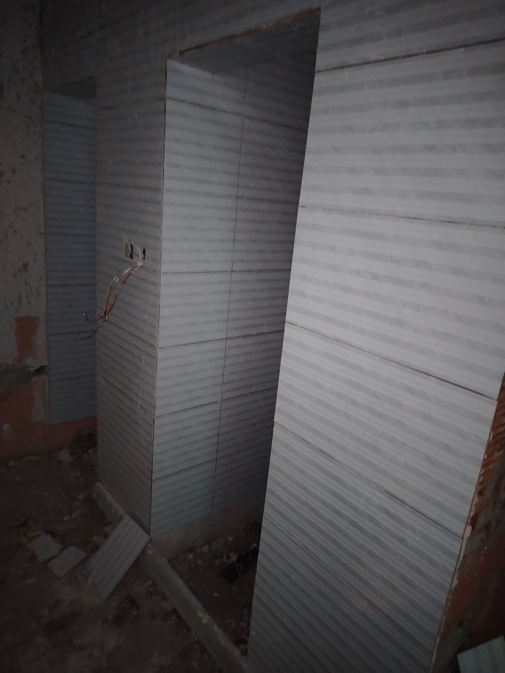 مبلط سرميك وبرسلان و رخاَم حمامات السباحة وجميع ال