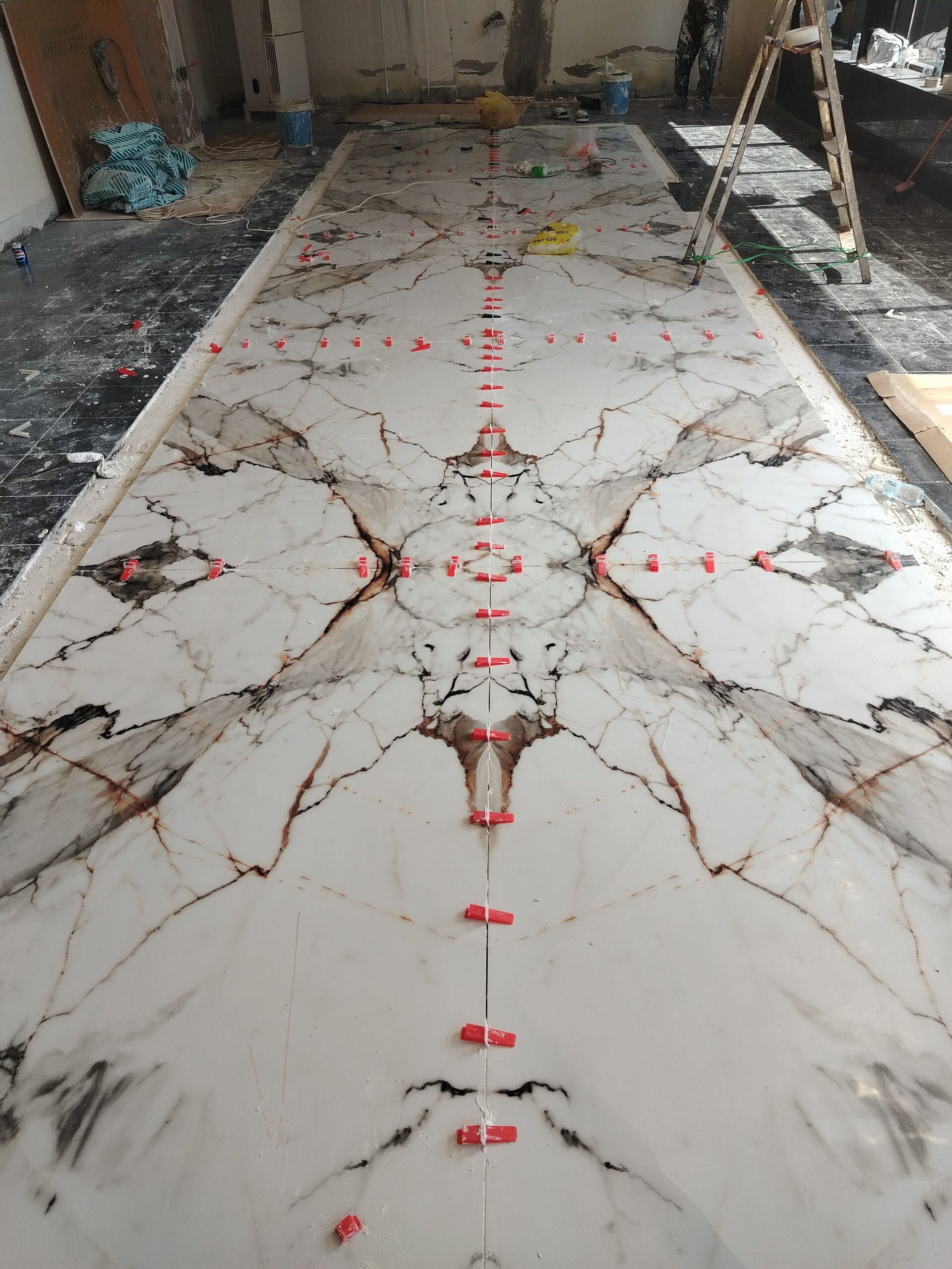 مبلط سرميك وبرسلان و رخاَم حمامات السباحة وجميع ال