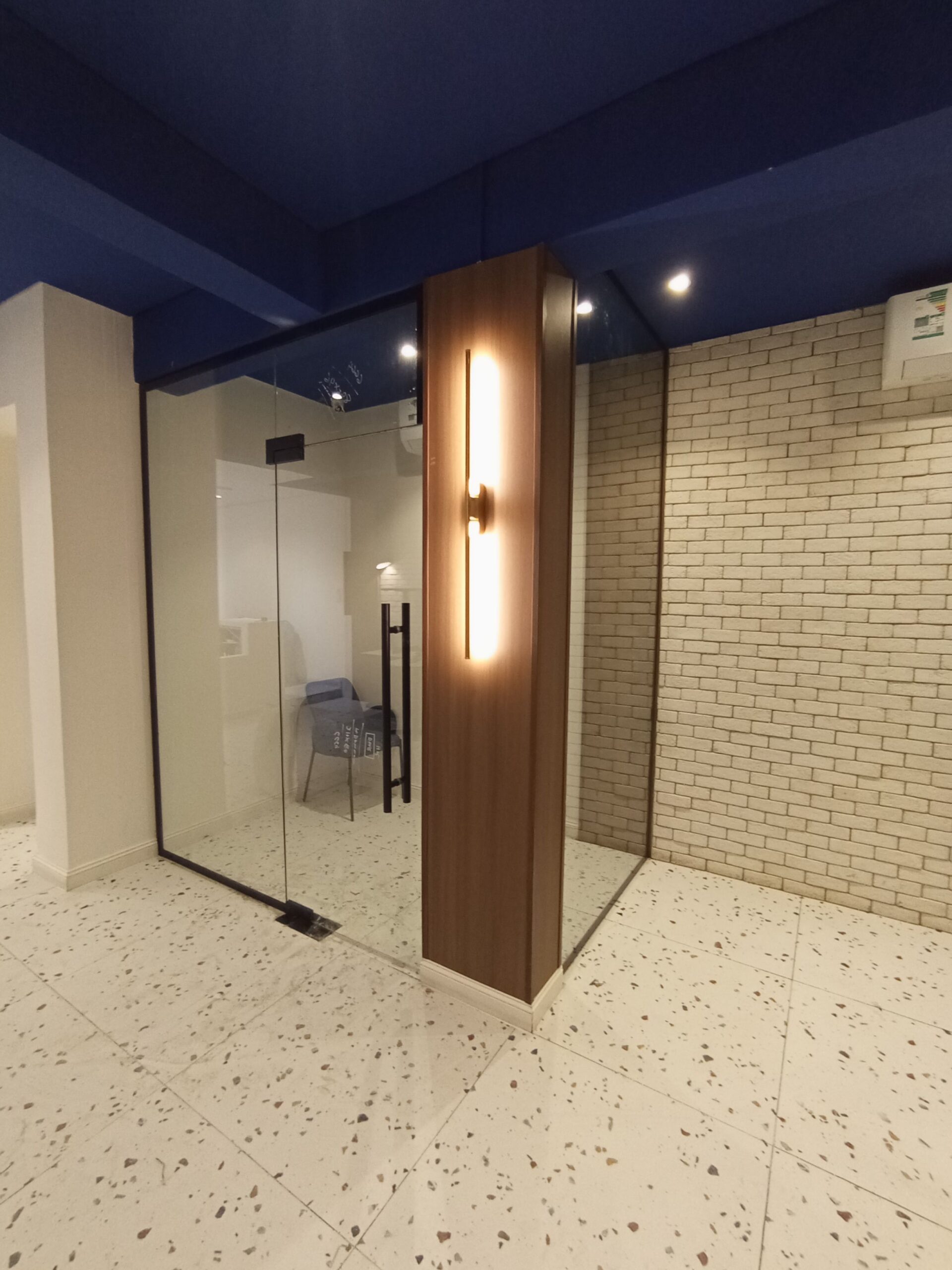 تفصيل وتركيب غرف داخلية ومكاتب داخليه زجاج سكريت 0