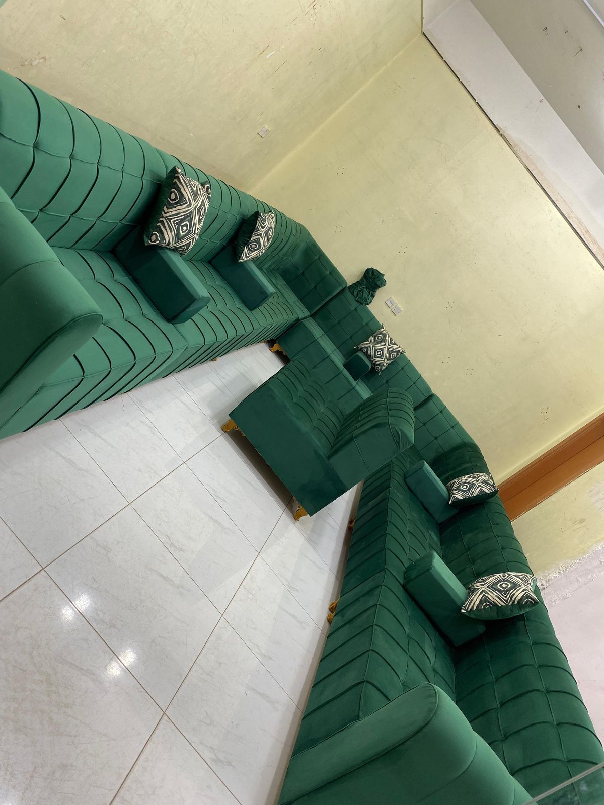 اطقم كنب متصل 4 *5 يشمل 5 مراكي و5 خداديات وستارة