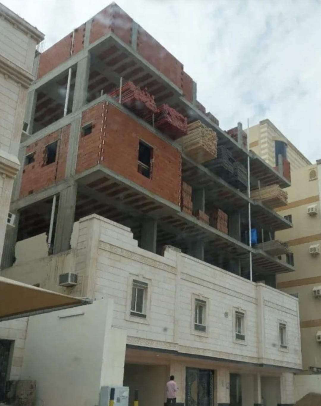 مقاول ملاحق